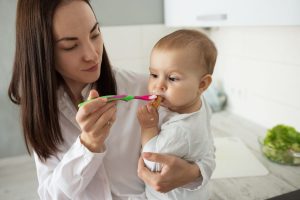 Opiekunka w żłobku myje dziecku zęby